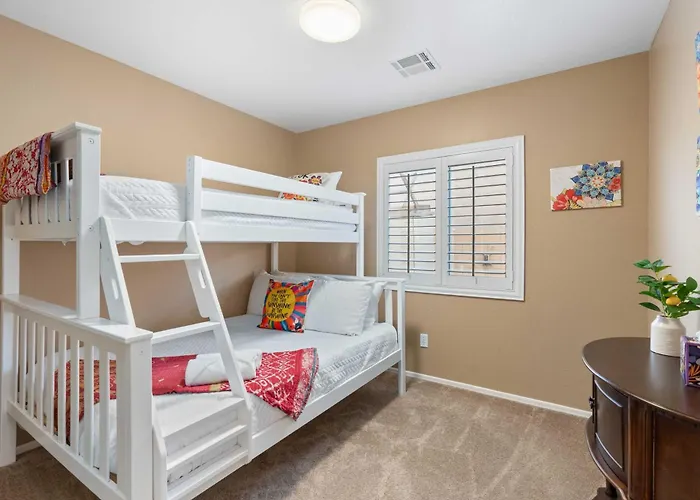 Backyard Oasis! Group-friendly San Tan Valley *