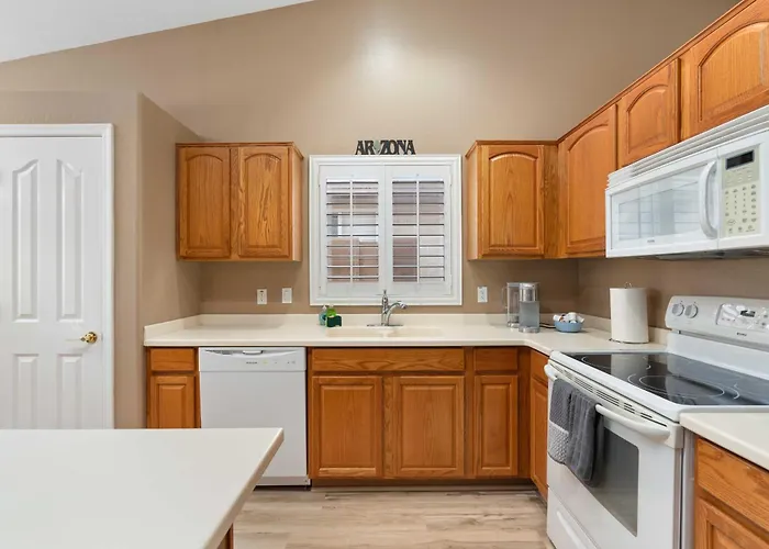Backyard Oasis! Group-friendly San Tan Valley *