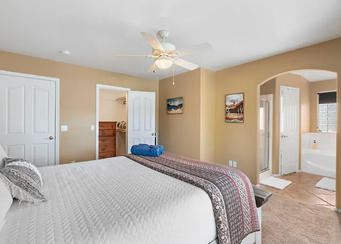 Holiday home Backyard Oasis! Group-friendly San Tan Valley *