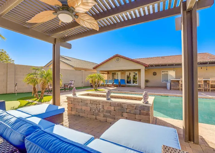 Backyard Oasis! Group-friendly San Tan Valley Holiday home