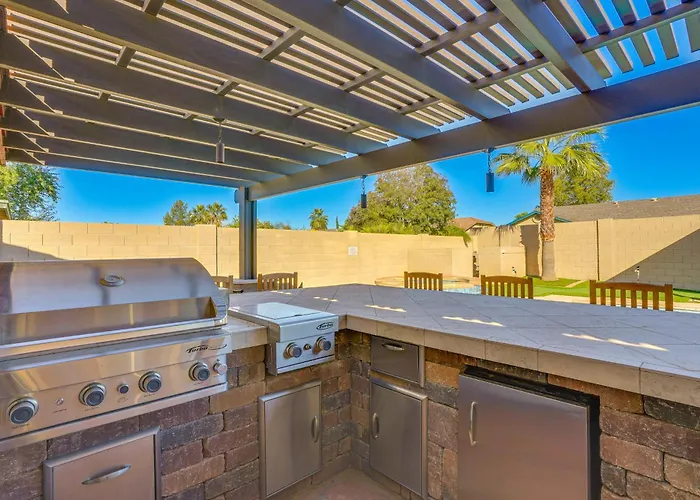 Holiday home Backyard Oasis! Group-friendly San Tan Valley *